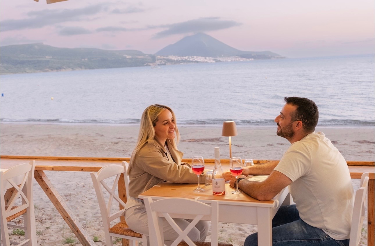 Ελληνική παραδοσιακή ταβέρνα στη Γιάλοβα Μεσσηνίας με φρέσκια γουρνοπούλα και καλό φαγητό
